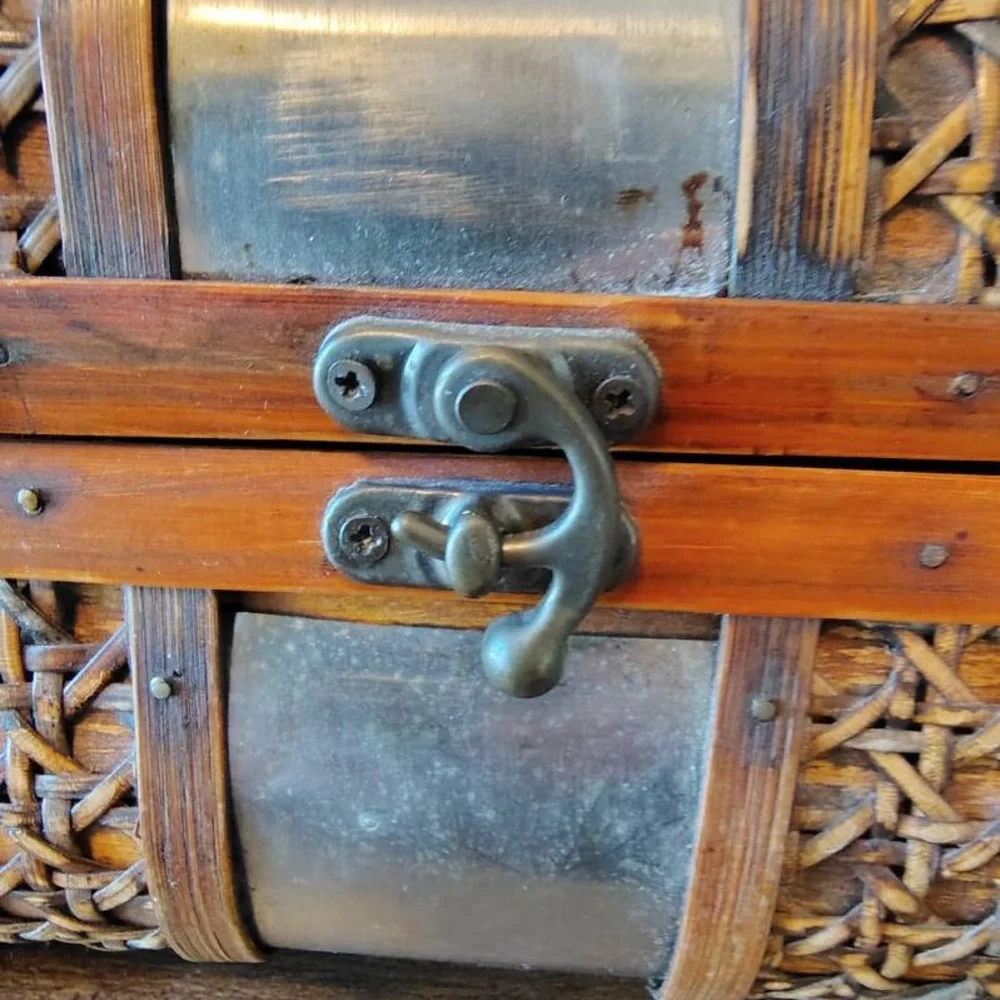 Vtg Wooden Rattan Treasure Trinket Box Brown Latched Brass Ornate Handle